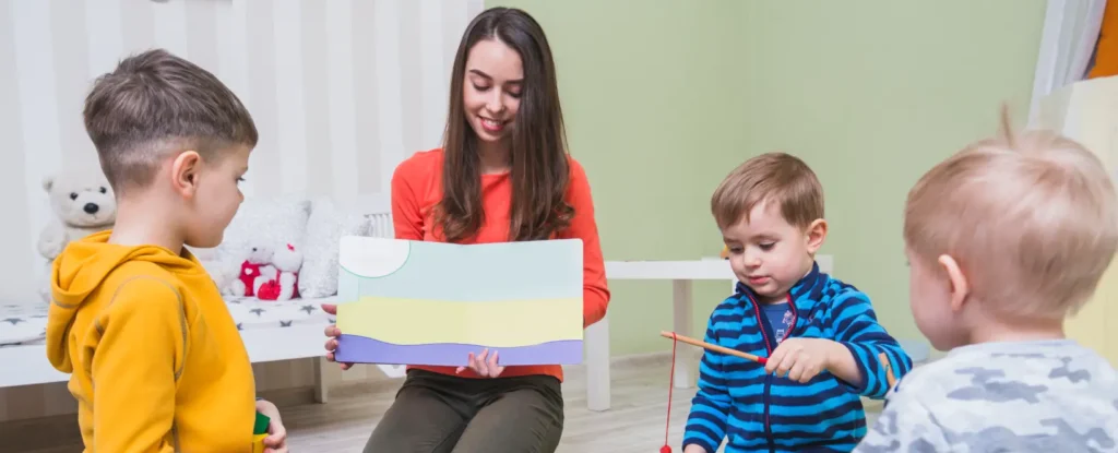 Programa Curricular de Educación Inicial. Profesora en el aula con niños de nivel inicial