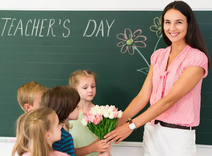 Día del maestro: niños entregando flores a su profesora